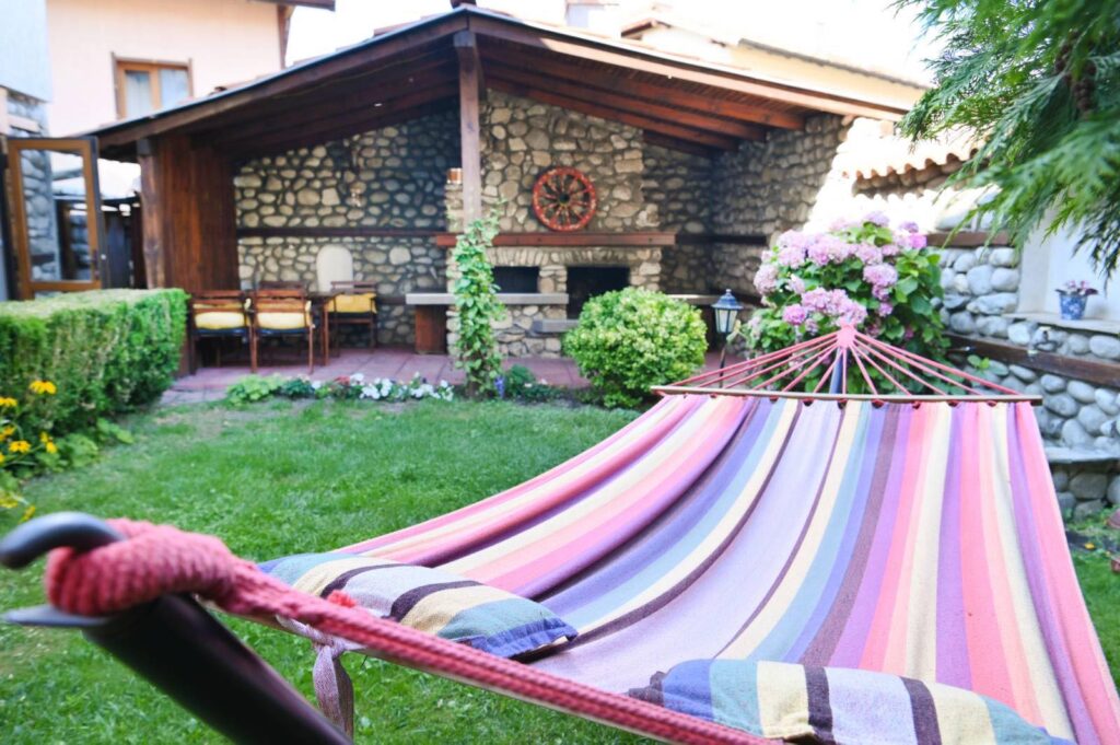 Двор с барбекю зона в Marand Villas Банско